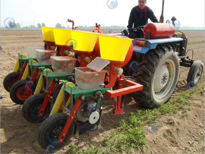 sembradora de maíz plantando en un campo