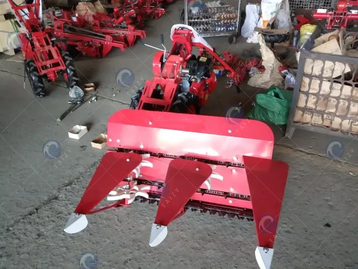 detalle de la máquina recolectora de maíz