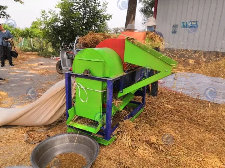 display of multifunctional maize threshing machine