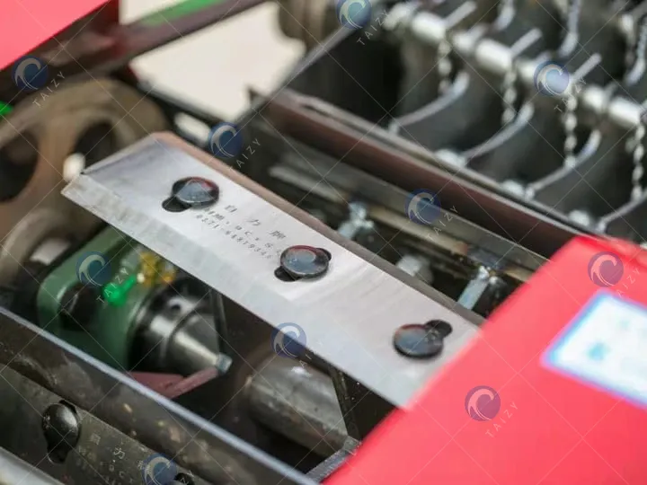 details of chaff cutting and grain grinding machine