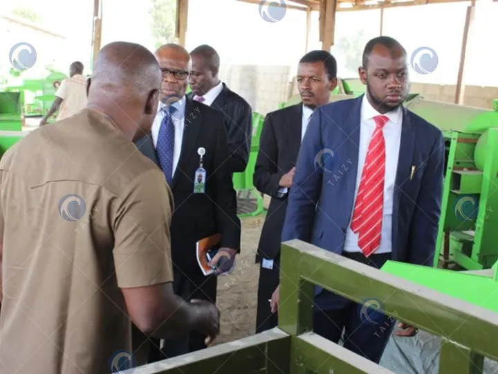 ลูกค้ามาเยี่ยมชมเครื่อง threshing ธัญพืช