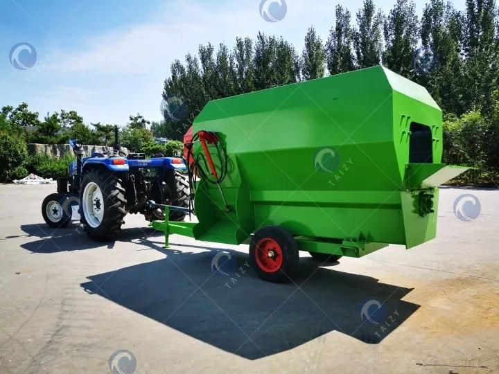 PTO-driven silage spreader wagon
